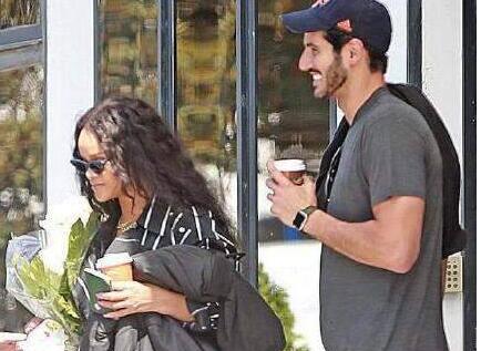 一首《凉凉》送给你！蕾哈娜被曝分手 怒甩阿拉伯富商男友