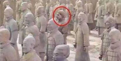 诡异!女子发现兵马俑动 知道真相后吓的赶紧报警!