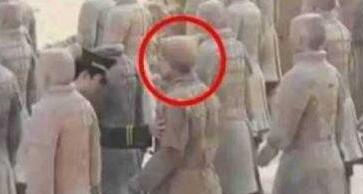 诡异!女子发现兵马俑动 知道真相后吓的赶紧报警!