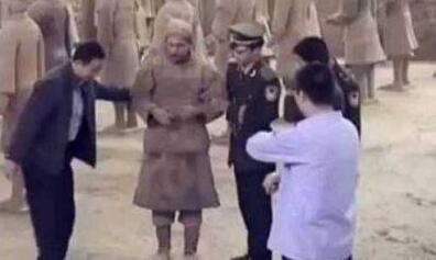 诡异!女子发现兵马俑动 知道真相后吓的赶紧报警!