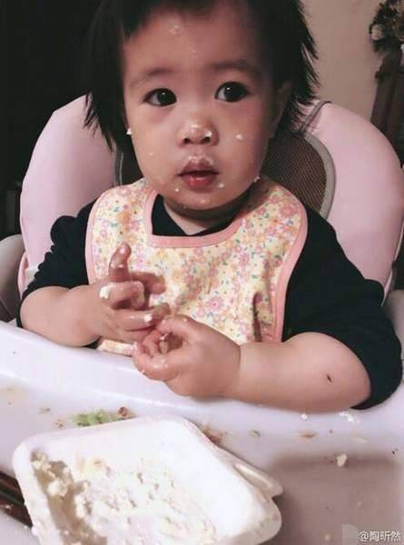 萌翻了！陶昕然女儿正面照曝光 皮肤细嫩唇形漂亮将来一定是个美女