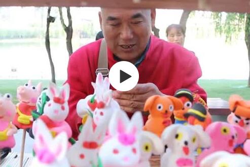 高手在民间！捏小猪日入近千元 62岁