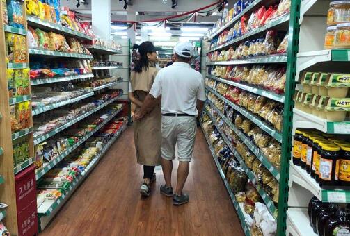 甜蜜十足!超市偶遇刘涛王珂 