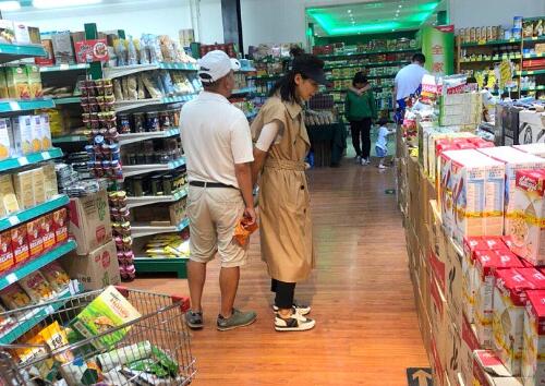 甜蜜十足!超市偶遇刘涛王珂 