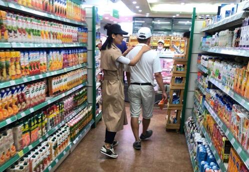 甜蜜十足!超市偶遇刘涛王珂 