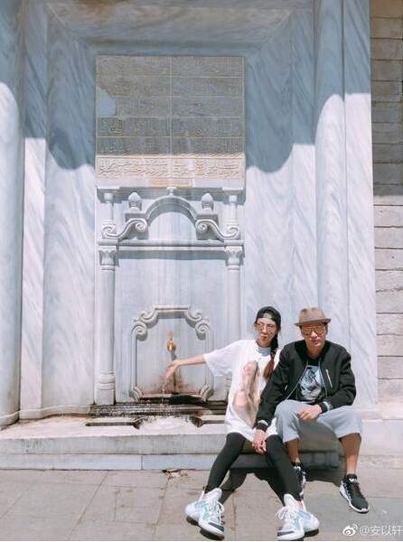 这狗粮好闪！安以轩庆祝一周年 小叮当夫妇一起去浪漫的土耳其游玩