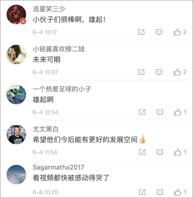 泪目!足球少年海外夺冠 手捧奖杯围成一圈含泪高唱国歌