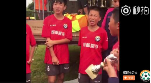 泪目!足球少年海外夺冠 手捧奖杯围成一圈含泪高唱国歌