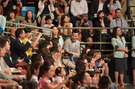 父爱满满!刘德华女儿毕业礼 观众发现“刘天王”突然间起了哄