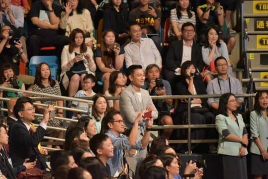 父爱满满!刘德华女儿毕业礼 观众发现“刘天王”突然间起了哄