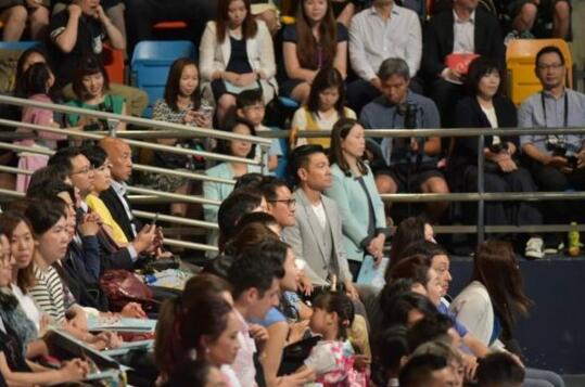 父爱满满!刘德华女儿毕业礼 观众发现“刘天王”突然间起了哄