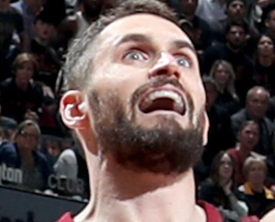 逆天技能！詹姆斯自抛自扣 乐福和汤普森看到这一幕后露出了夸张的表情