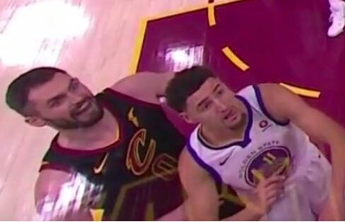 逆天技能！詹姆斯自抛自扣 乐福和汤普森看到这一幕后露出了夸张的表情