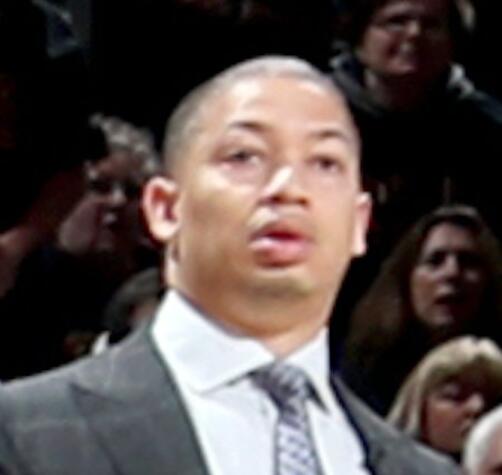 逆天技能！詹姆斯自抛自扣 乐福和汤普森看到这一幕后露出了夸张的表情