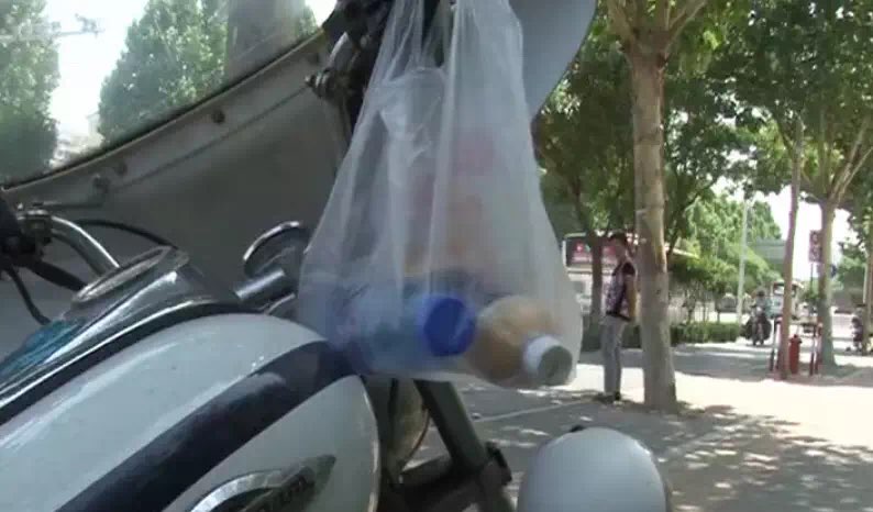 暖心！淄博街头执勤交警收到匿名礼物 还夹有字条