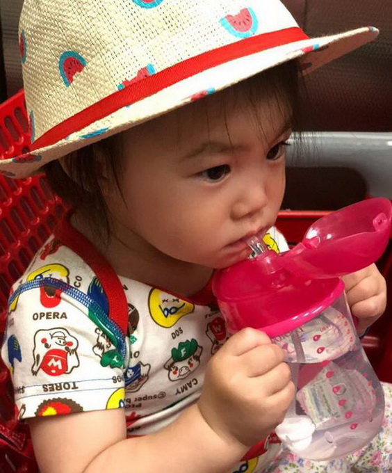 “晒娃狂魔”陈冠希又上线! 陈冠希晒女儿 网友调侃国民岳父