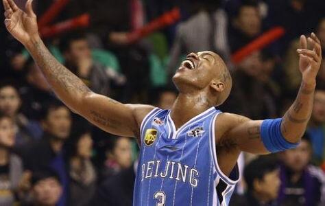 CBA第一人?马布里晒举鼎铜像 率队4年3夺总冠军开创了北京王朝