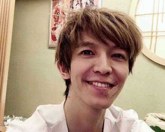 35岁郭敬明生日自拍 眼神迷离似喝醉胡茬隐现嘴角