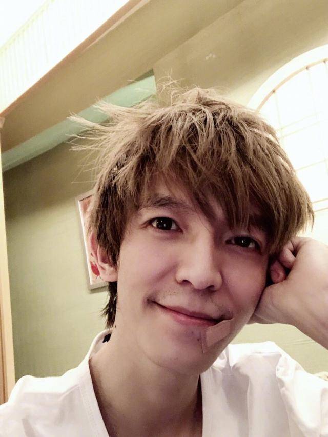 嘴怎么了？郭敬明生日自拍 35岁啦!我要换沧桑路线!胡渣留起来!