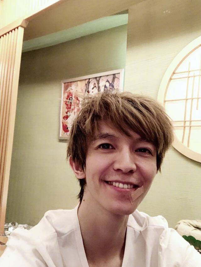 嘴怎么了？郭敬明生日自拍 35岁啦!我要换沧桑路线!胡渣留起来!