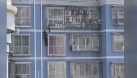 高手在民间!徒手爬五楼救人 中国版