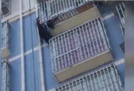 高手在民间!徒手爬五楼救人 中国版