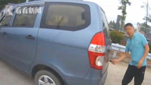 司机拉共享单车回老家 高速交警拦下面包车竟装一辆共享单车