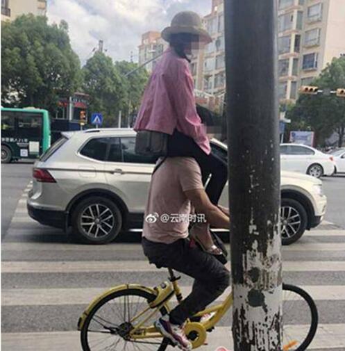 司机拉共享单车回老家 高速交警拦下面包车竟装一辆共享单车