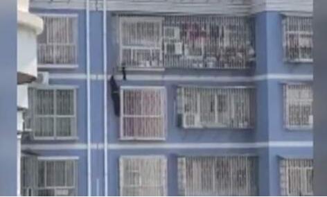 湖南：退伍军人徒手爬五楼救人 上演高空托举惊险一幕