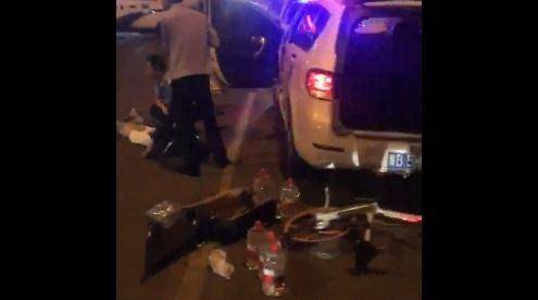 4死11伤！唐山发生酒驾事故 白色轿车旁一男子被控制