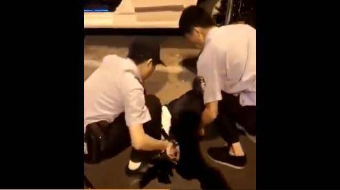 4死11伤！唐山发生酒驾事故 白色轿车旁一男子被控制