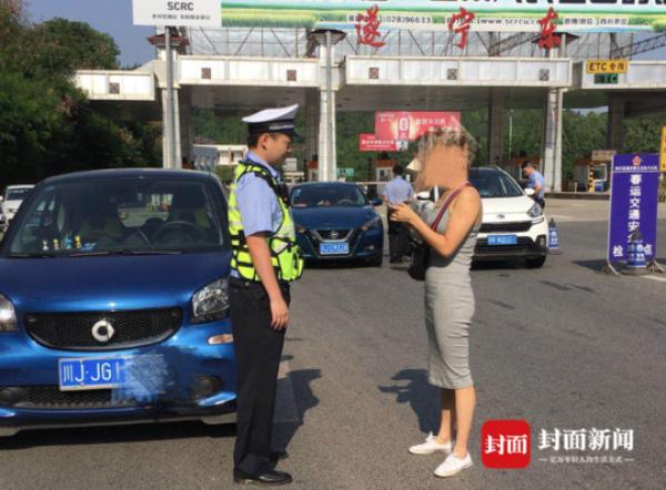 佩服你的勇气！向交警推销化妆品 女子：还犹豫什么？货不等人哦！