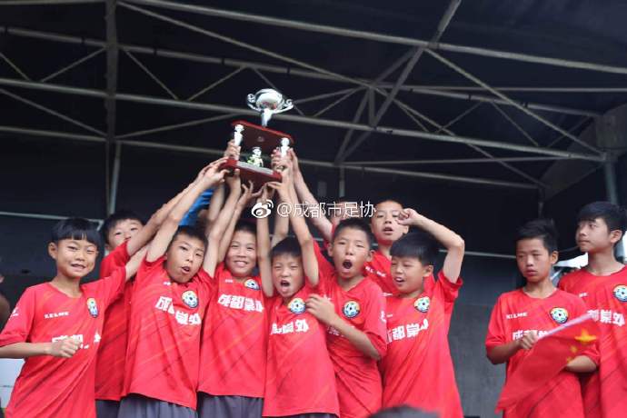 未来之星！足球少年海外夺冠 成都的这帮小孩们厉害啦！