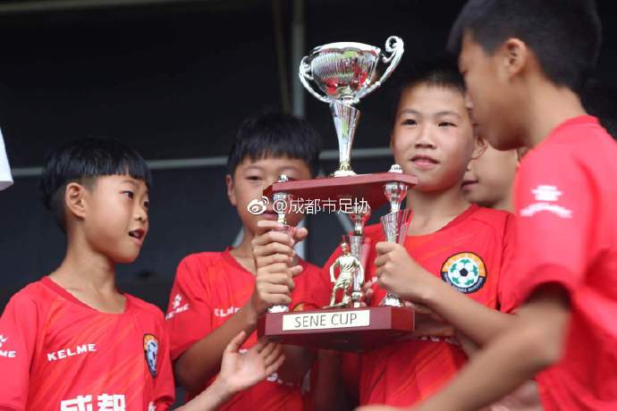 未来之星！足球少年海外夺冠 成都的这帮小孩们厉害啦！