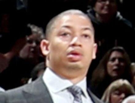 燃爆全场!詹姆斯自抛自扣 