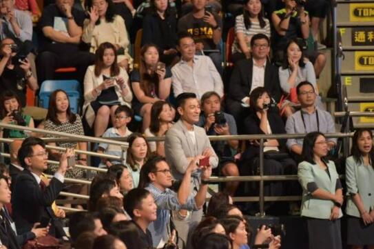 父爱爆棚!刘德华女儿毕业礼 