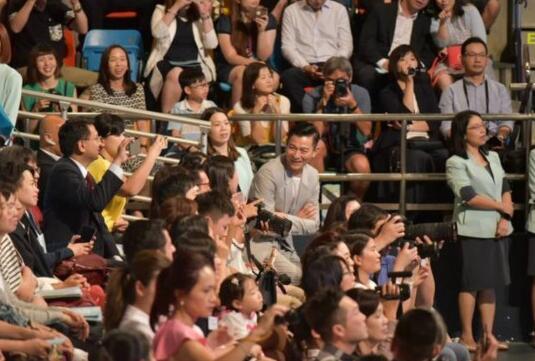 父爱爆棚!刘德华女儿毕业礼 