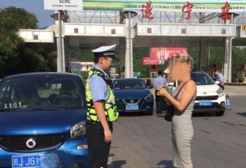 想挣回罚款?向交警推销化妆品 