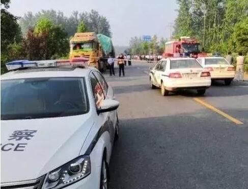 不寒而栗!货车追尾三轮车 飞来横祸把车头