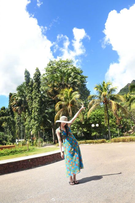 评论区炸了！橘子女孩迪丽热巴 太阳底下长裙素颜出镜依然美腻