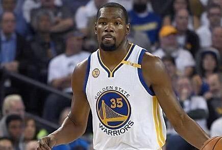 怒瞪喷子!球迷挑衅杜兰特 输球别输人品这种球迷别给骑士抹黑了