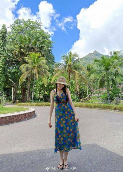 变身!橘子女孩迪丽热巴上线 百变热巴盛夏少女装出街