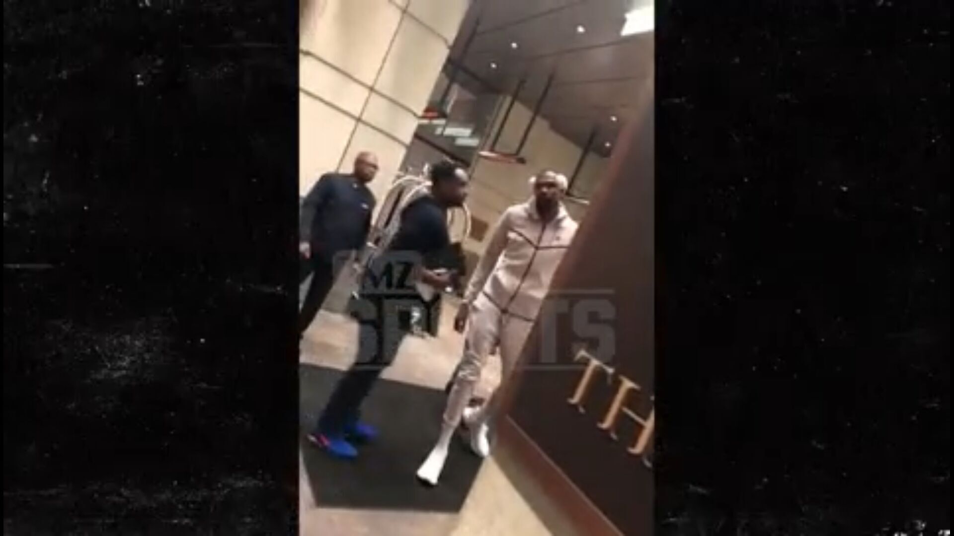 怒目而视！球迷挑衅杜兰特 骑士球迷输球又输人