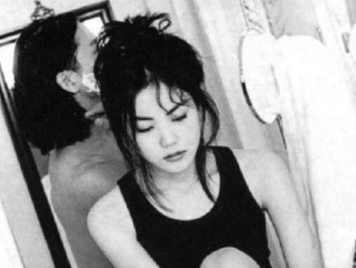 裸男是谁?王菲旧照曝光 