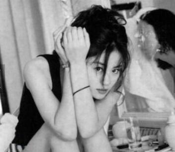 罕见！王菲旧照曝光 模样清纯脸上还带有婴儿肥大眼睛灵气十足