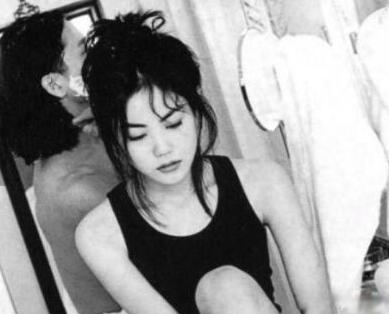 罕见！王菲旧照曝光 模样清纯脸上还带有婴儿肥大眼睛灵气十足