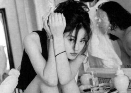 瞬间炸锅！王菲旧照曝光现一男子 有人误认成年轻时的窦唯