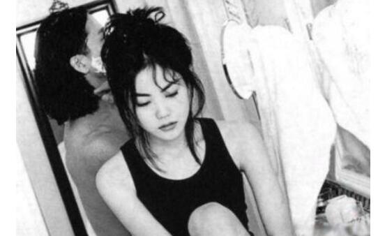 瞬间炸锅！王菲旧照曝光现一男子 有人误认成年轻时的窦唯