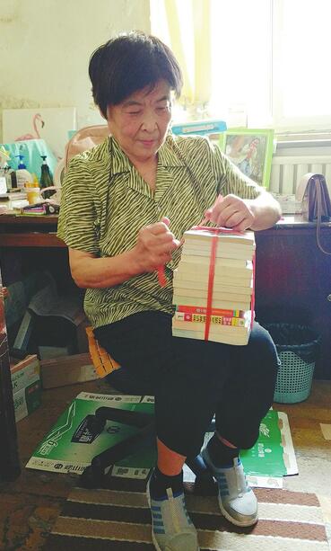 爱心书屋迎来爱心联动——76岁老人捐出家中“最好的书”