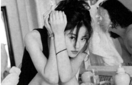 “天后”王菲旧照曝光脸颊略带婴儿肥 大眼睛灵气十足